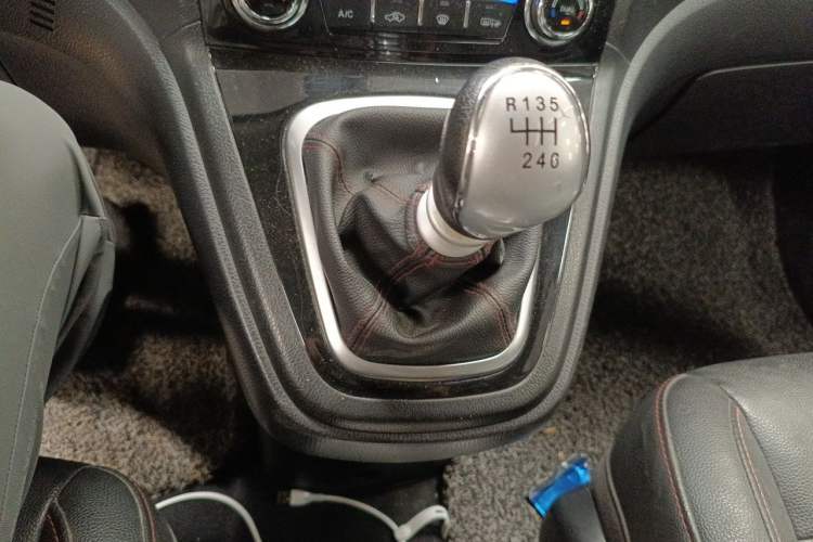 Used Haval H6 2015 Upgraded Model 1.5T Manual Two-Wheel Drive Elite Version Gear Lever