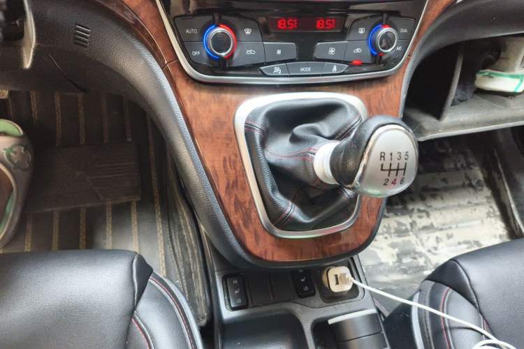 Used Haval H6 2015 Revised Version Sport Edition 1.5T Manual Transmission Two-Wheel Drive Elite Grade Gear Lever