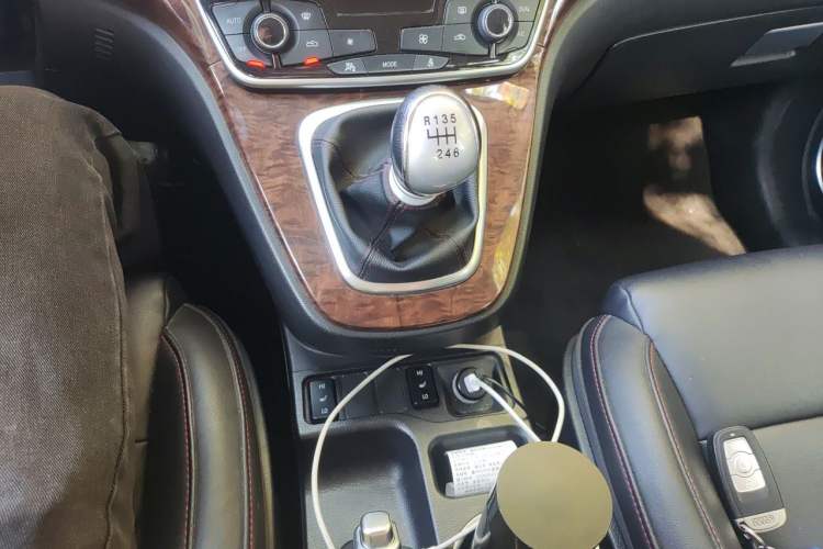 Used Haval H6 2015 Revised Version Sport Edition 1.5T Manual Transmission Two-Wheel Drive Elite Grade Gear Lever