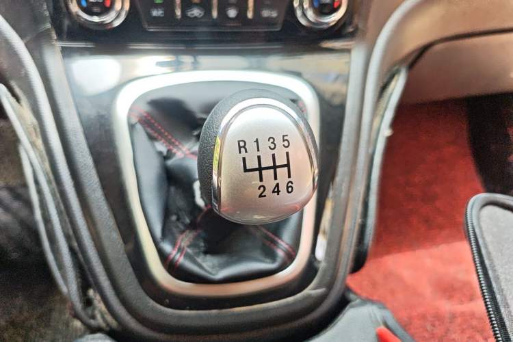 Used Haval H6 2015 Upgraded Model 1.5T Manual Two-Wheel Drive Elite Version Gear Lever