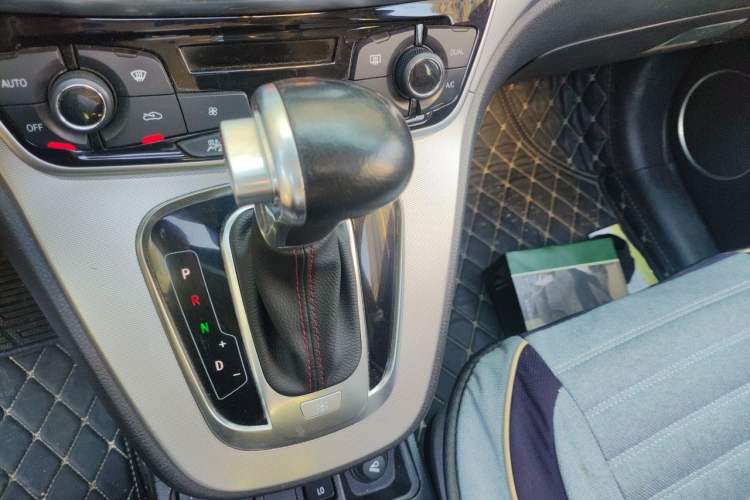 Used Haval H6 2015 Sport Edition 1.5T Automatic Two-Wheel Drive Luxury Model Gear Lever