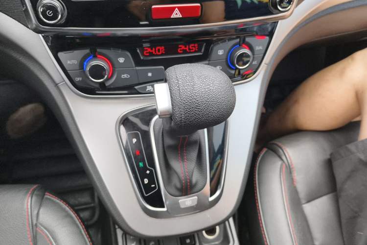 Used Haval H6 2015 Sport Edition 1.5T Automatic Two-Wheel Drive Luxury Model Gear Lever