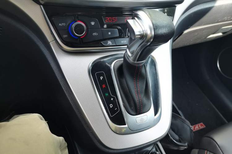 Used Haval H6 2015 Sport Edition 1.5T Automatic Two-Wheel Drive Luxury Model Gear Lever