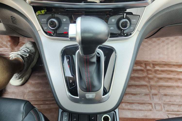 Used Haval H6 2015 Sport Edition 1.5T Automatic Two-Wheel Drive Luxury Model Gear Lever