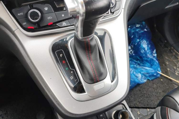 Used Haval H6 2015 Sport Edition 1.5T Automatic Two-Wheel Drive Luxury Model Gear Lever