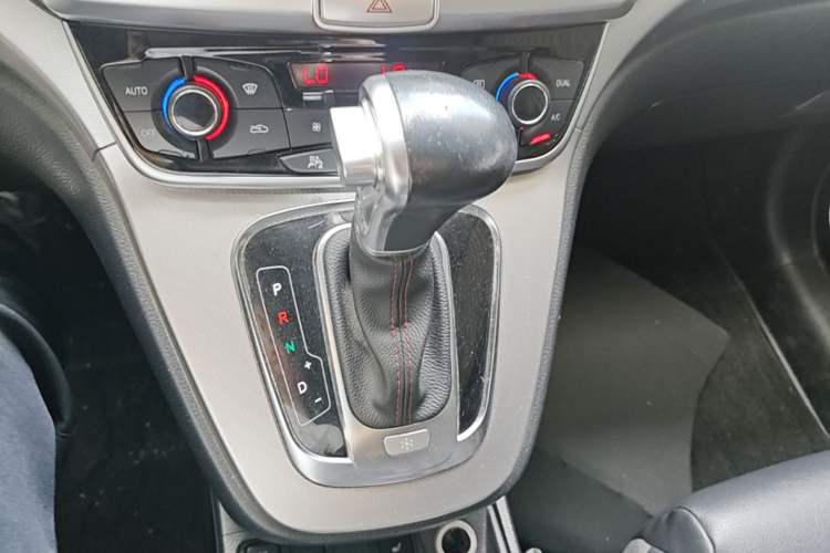 Used Haval H6 2015 Sport Edition 1.5T Automatic Two-Wheel Drive Luxury Model Gear Lever