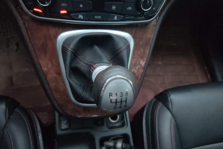 Used Haval H6 2015 Revised Version Sport Edition 1.5T Manual Transmission Two-Wheel Drive Elite Grade Gear Lever