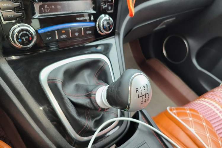 Used Haval H6 2015 Upgraded Model 1.5T Manual Two-Wheel Drive Elite Version Gear Lever