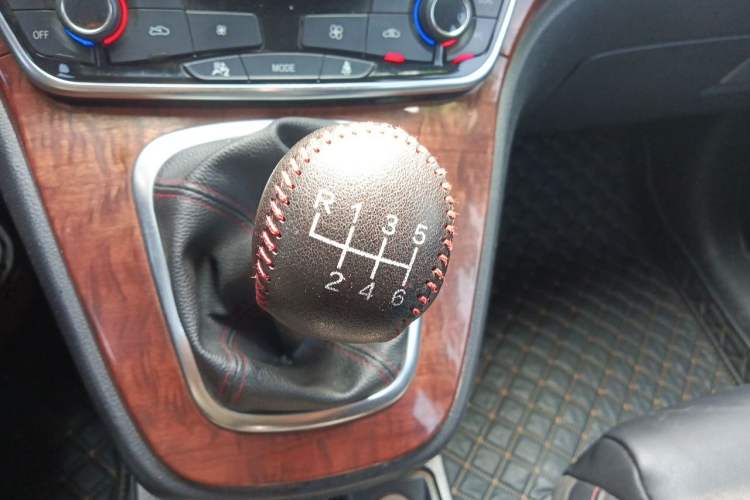 Used Haval H6 2015 Revised Version Sport Edition 1.5T Manual Transmission Two-Wheel Drive Elite Grade Gear Lever