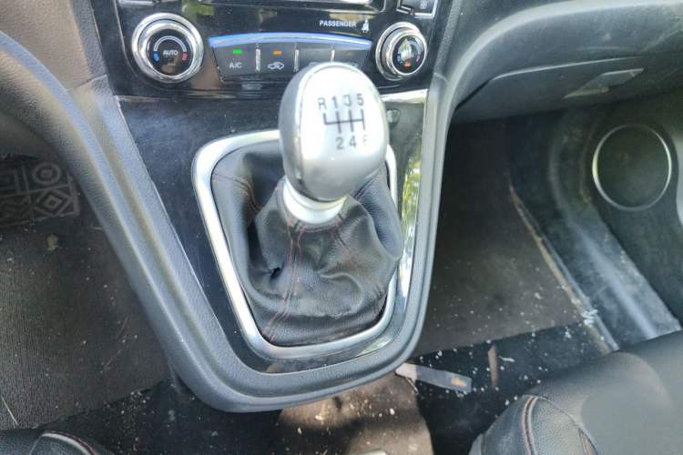 Used Haval H6 2015 Upgraded Model 1.5T Manual Two-Wheel Drive Elite Version Gear Lever