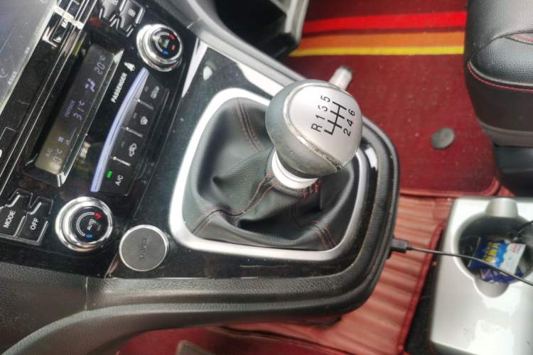 Used Haval H6 2015 Sport Edition 1.5T Manual Two-Wheel Drive Elite Model Gear Lever