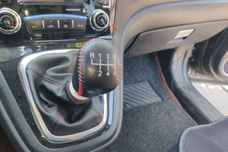 Used Haval H6 2015 Upgraded Model 1.5T Manual Two-Wheel Drive Elite Version Gear Lever