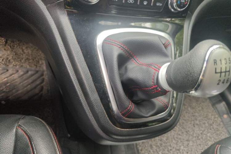 Used Haval H6 2015 Upgraded Model 1.5T Manual Two-Wheel Drive Elite Version Gear Lever
