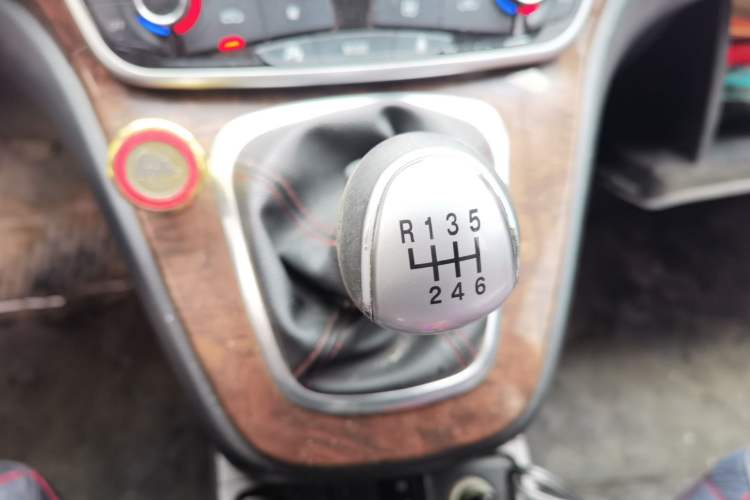 Used Haval H6 2015 Revised Version Sport Edition 1.5T Manual Transmission Two-Wheel Drive Elite Grade Gear Lever