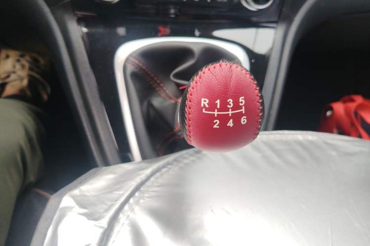 Used Haval H6 2015 Upgraded Model 1.5T Manual Two-Wheel Drive Elite Version Gear Lever