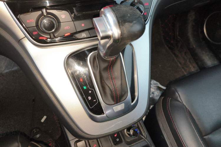 Used Haval H6 2015 Sport Edition 1.5T Automatic Two-Wheel Drive Luxury Model Gear Lever