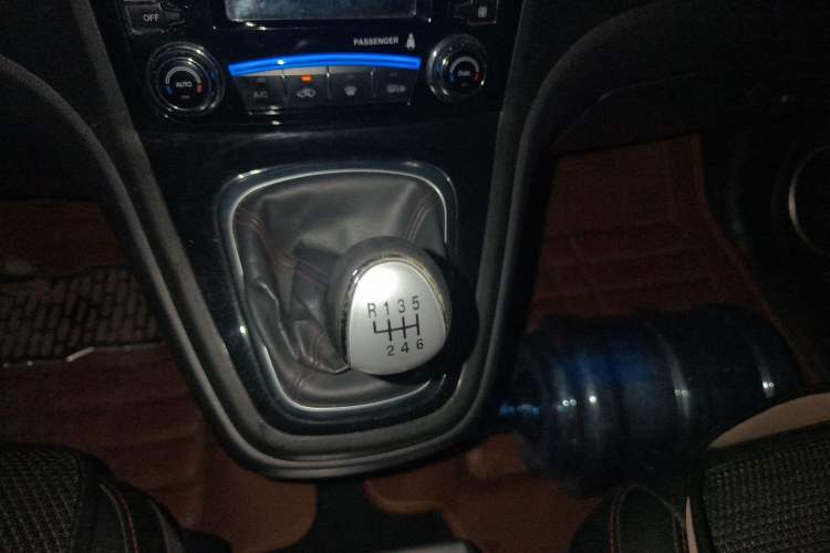Used Haval H6 2015 Upgraded Model 1.5T Manual Two-Wheel Drive Elite Version Gear Lever