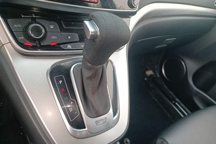 Used Haval H6 2015 Sport Edition 1.5T Automatic Two-Wheel Drive Luxury Model Gear Lever