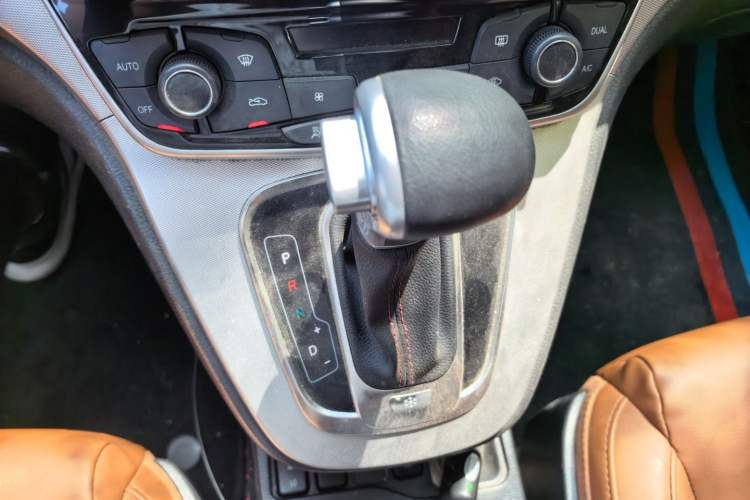 Used Haval H6 2015 Sport Edition 1.5T Automatic Two-Wheel Drive Luxury Model Gear Lever