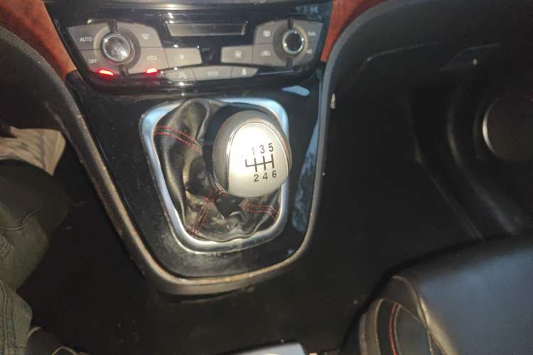 Used Haval H6 2015 Sport Edition 1.5T Manual Two-Wheel Drive Elite Model Gear Lever