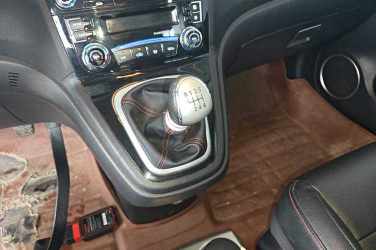 Used Haval H6 2015 Upgraded Model 1.5T Manual Two-Wheel Drive Elite Version Gear Lever