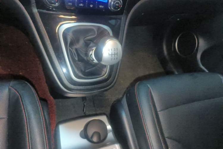 Used Haval H6 2015 Upgraded Model 1.5T Manual Two-Wheel Drive Elite Version Gear Lever