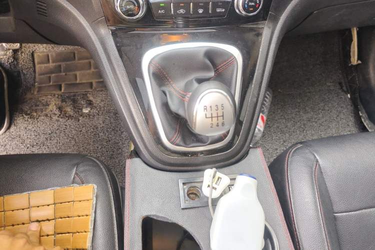Used Haval H6 2015 Upgraded Model 1.5T Manual Two-Wheel Drive Elite Version Gear Lever
