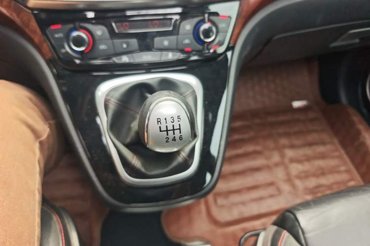 Used Haval H6 2015 Upgraded Model 1.5T Manual Two-Wheel Drive Prestige Version Gear Lever