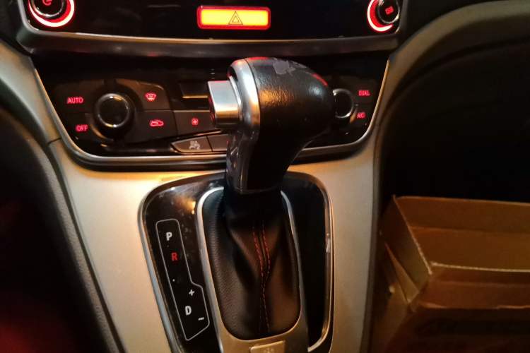 Used Haval H6 2015 Sport Edition 1.5T Automatic Two-Wheel Drive Luxury Model Gear Lever