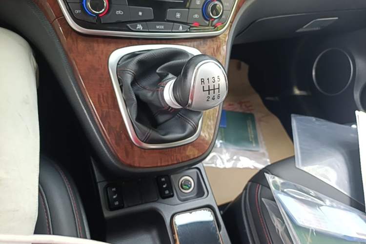 Used Haval H6 2015 Revised Version Sport Edition 1.5T Manual Two-Wheel Drive Premium Trim Gear Lever