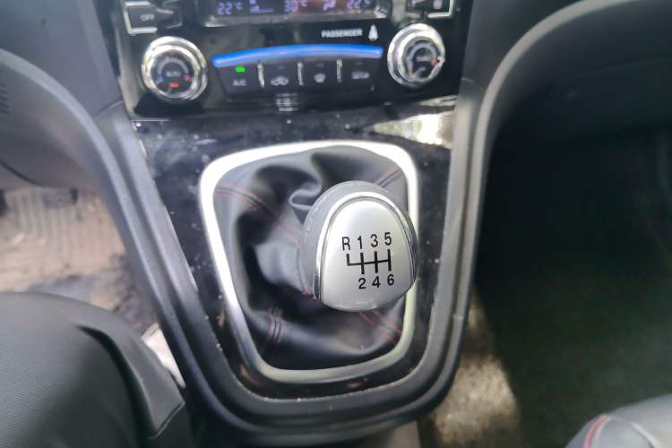 Used Haval H6 2015 Upgraded Model 1.5T Manual Two-Wheel Drive Elite Version Gear Lever