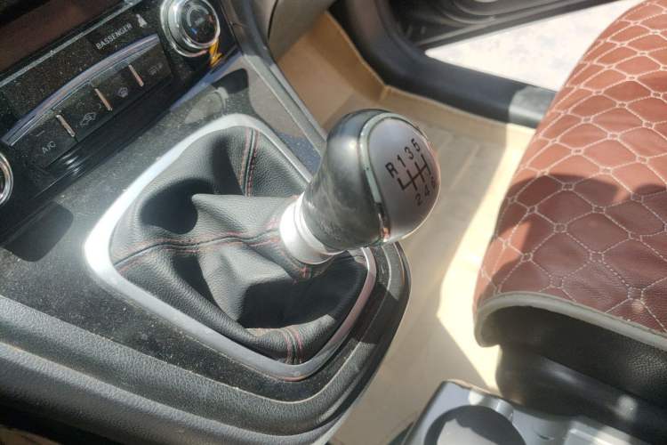 Used Haval H6 2015 Upgraded Model 1.5T Manual Two-Wheel Drive Elite Version Gear Lever