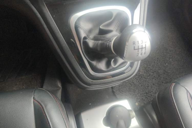 Used Haval H6 2015 Upgraded Model 1.5T Manual Two-Wheel Drive Elite Version Gear Lever