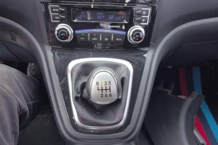Used Haval H6 2015 Upgraded Model 1.5T Manual Two-Wheel Drive Elite Version Gear Lever