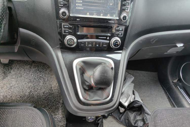 Used Haval H6 2015 Upgraded Model 1.5T Manual Two-Wheel Drive Elite Version Gear Lever