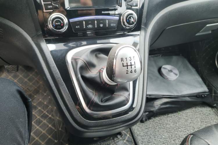Used Haval H6 2015 Upgraded Model 1.5T Manual Two-Wheel Drive Elite Version Gear Lever