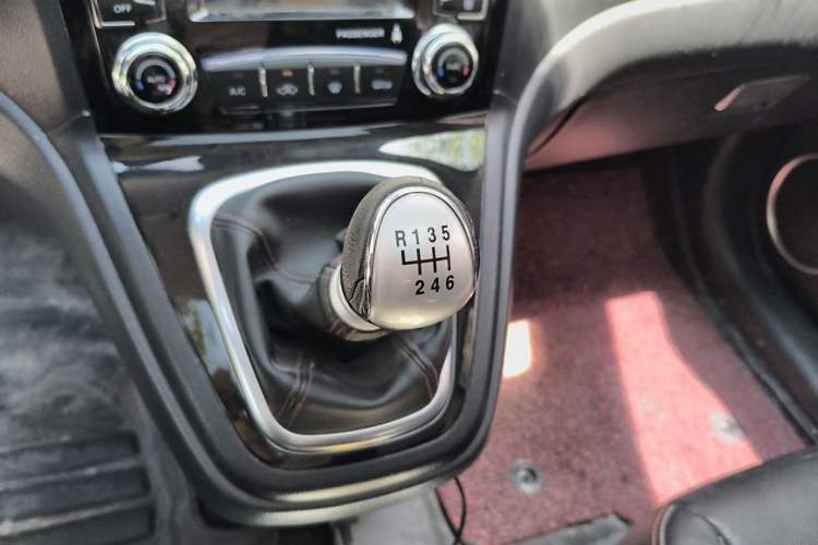 Used Haval H6 2015 Upgraded Model 1.5T Manual Two-Wheel Drive Elite Version Gear Lever