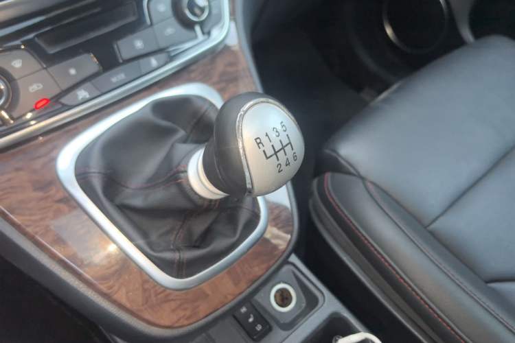 Used Haval H6 2015 Revised Version Sport Edition 1.5T Manual Transmission Two-Wheel Drive Elite Grade Gear Lever