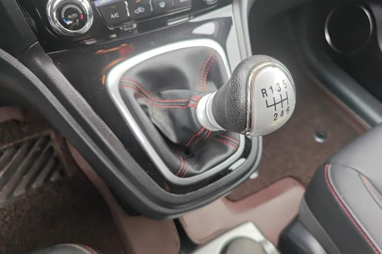 Used Haval H6 2015 Upgraded Model 1.5T Manual Two-Wheel Drive Elite Version Gear Lever