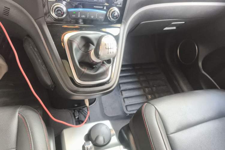 Used Haval H6 2015 Upgraded Model 1.5T Manual Two-Wheel Drive Elite Version Gear Lever