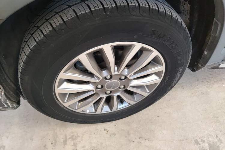 Used Haval H6 2015 Sport Edition 1.5T Automatic Two-Wheel Drive Luxury Model Left Front Wheel Hub
