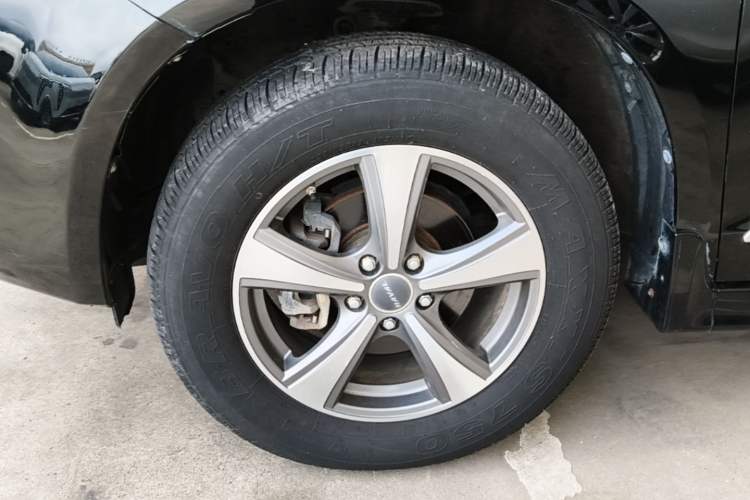 Used Haval H6 2015 Upgraded Model 1.5T Manual Two-Wheel Drive Elite Version Left Front Wheel Hub