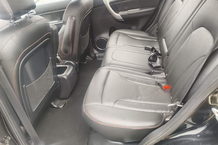 Used Haval H6 2015 Upgraded Model 1.5T Manual Two-Wheel Drive Elite Version Left Rear Seat