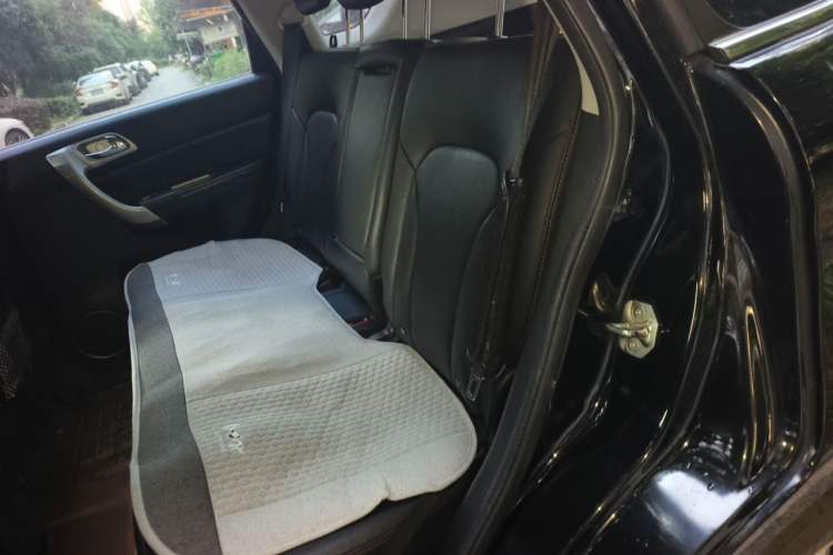 Used Haval H6 2015 Upgraded Model 1.5T Manual Two-Wheel Drive Elite Version Left Rear Seat
