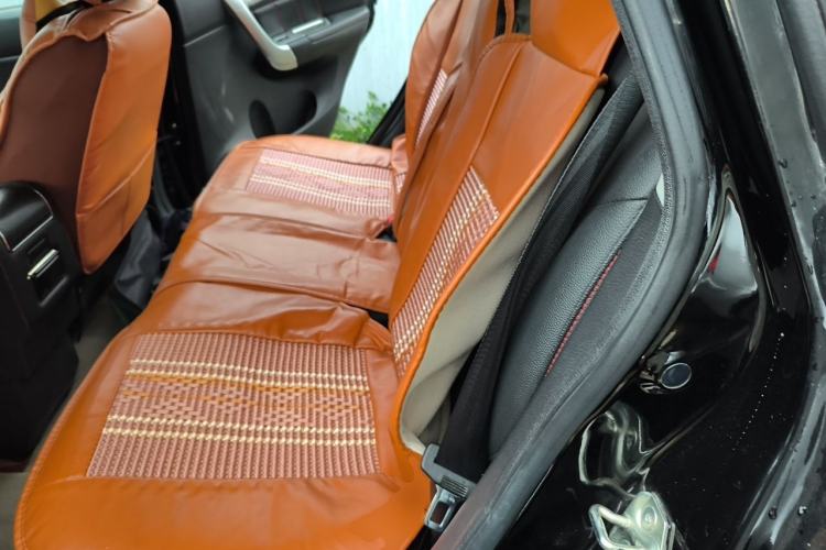 Used Haval H6 2015 Upgraded Model 1.5T Manual Two-Wheel Drive Elite Version Left Rear Seat