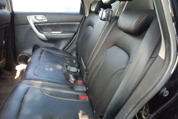 Used Haval H6 2015 Upgraded Model 1.5T Manual Two-Wheel Drive Elite Version Left Rear Seat