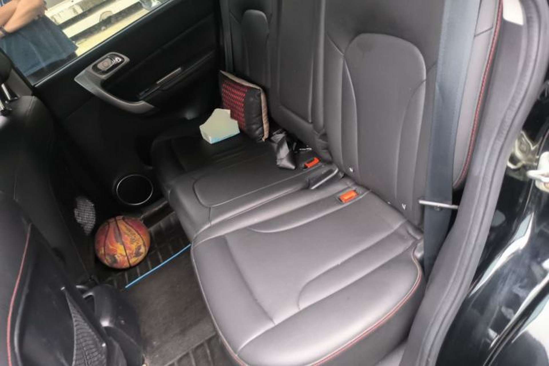 Used Haval H6 2015 Upgraded Model 1.5T Manual Two-Wheel Drive Elite Version Left Rear Seat