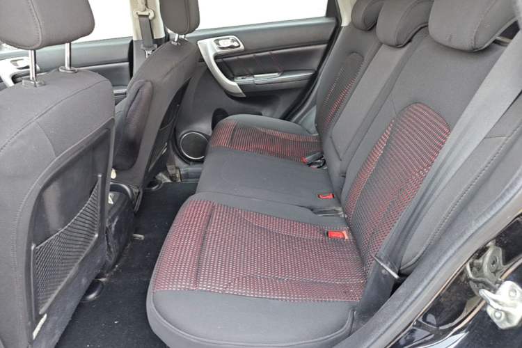 Used Haval H6 2015 Upgraded Model 1.5T Manual Two-Wheel Drive Urban Version Left Rear Seat