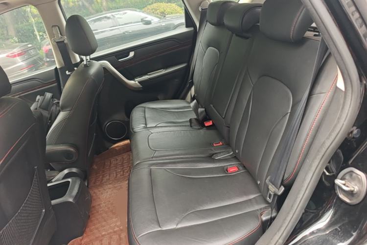 Used Haval H6 2015 Upgraded Model 1.5T Manual Two-Wheel Drive Prestige Version Left Rear Seat