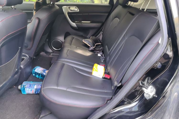 Used Haval H6 2015 Upgraded Model 1.5T Manual Two-Wheel Drive Elite Version Left Rear Seat